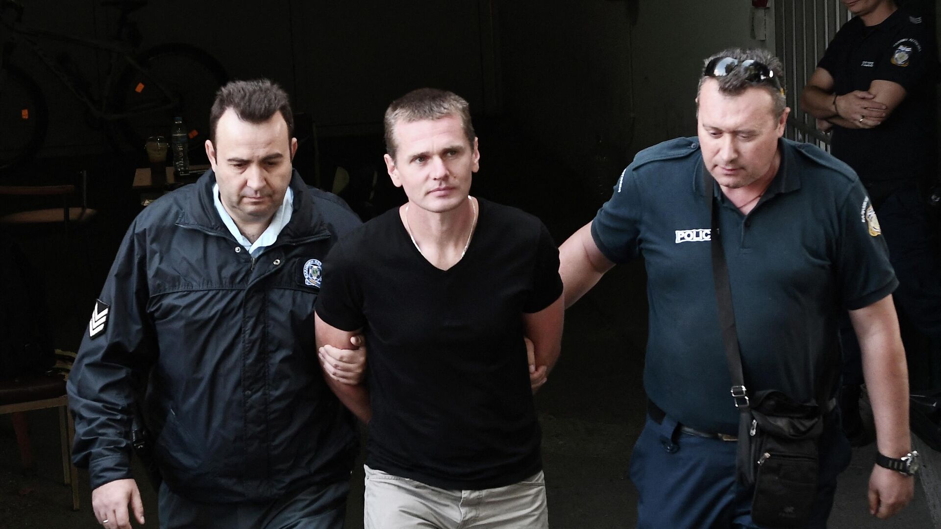 (FILES) In this file photograph taken on October 4, 2017, Russian Alexander Vinnik (C) is escorted by police officers as he arrives at a courthouse in Thessaloniki - Sputnik International, 1920, 05.08.2022