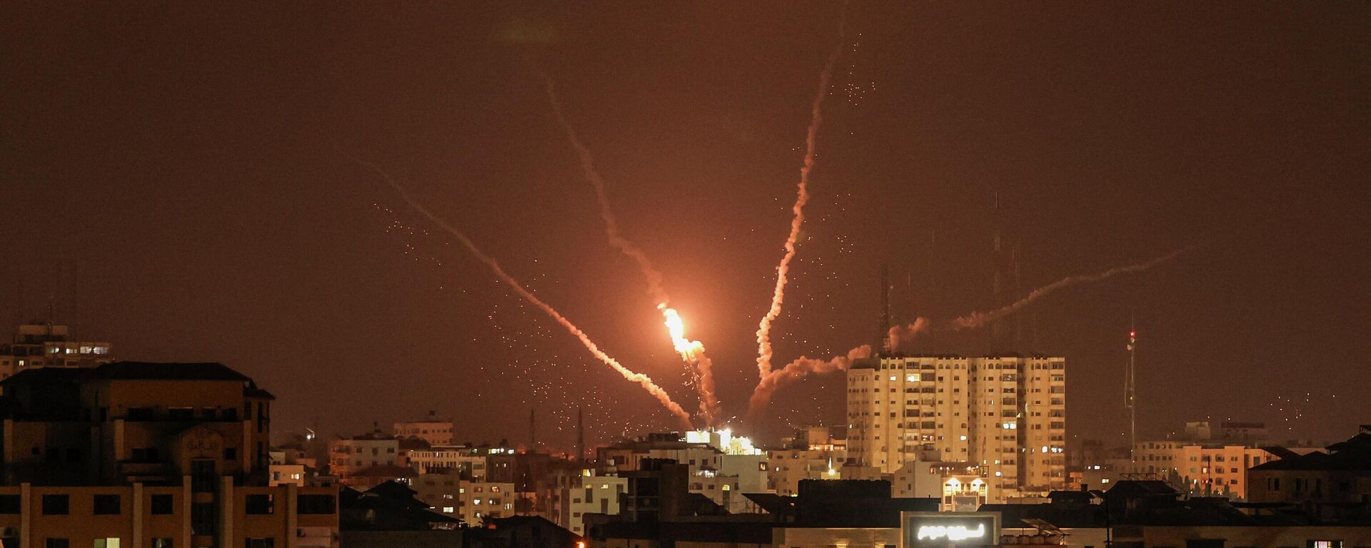 A picture taken on August 5, 2022, shows Palestinian rockets fired from in Gaza City in retaliation to earlier Israeli airstrikes. - A senior militant from Islamic Jihad was killed in an Israeli air strike on the Gaza Strip today, prompting the militant group to warn Israel has started a war. - Sputnik International, 1920, 05.08.2022