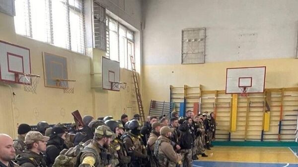 Ukrainian forces destroyed in a school gym. Cropped image of Ukrainian soldier's social media selfie. - Sputnik International