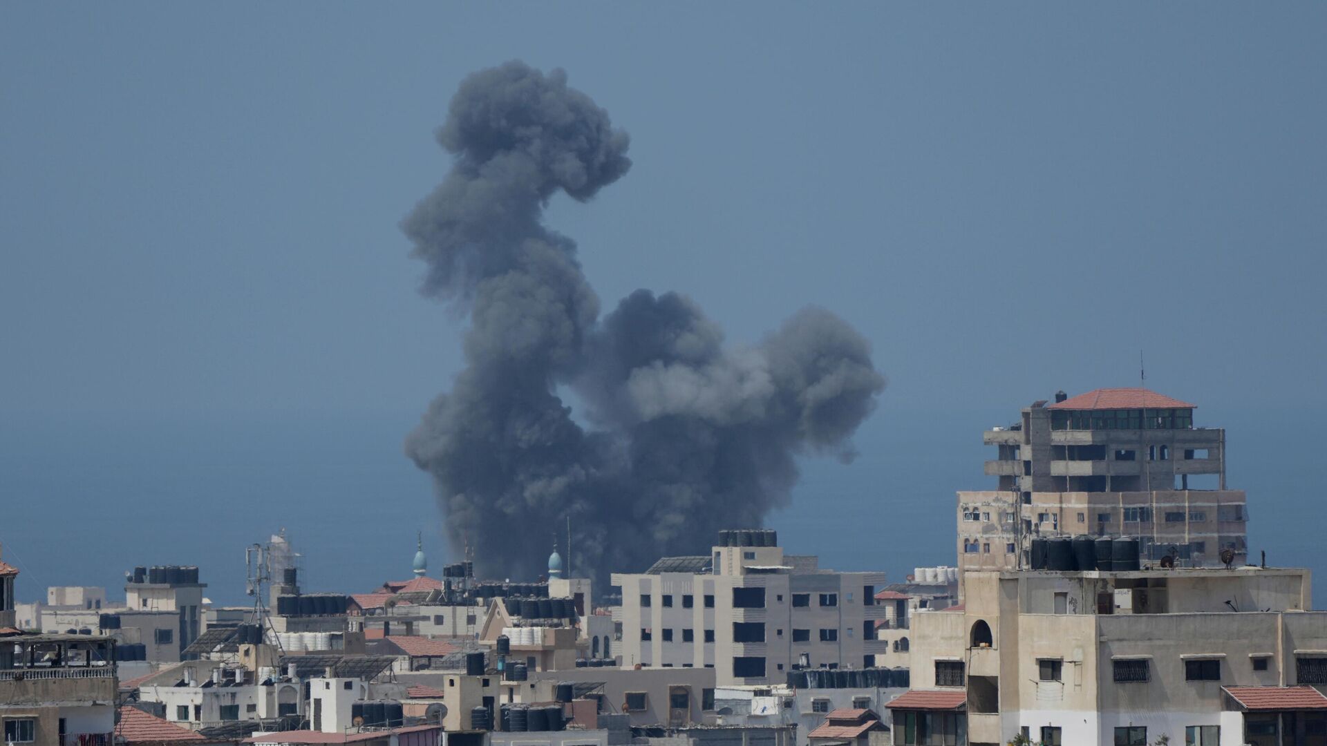 Smoke rises following Israeli airstrikes on a building in Gaza City, Saturday, Aug. 6, 2022.  - Sputnik International, 1920, 06.08.2022