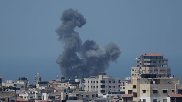 Smoke rises following Israeli airstrikes on a building in Gaza City, Saturday, Aug. 6, 2022.  - Sputnik International
