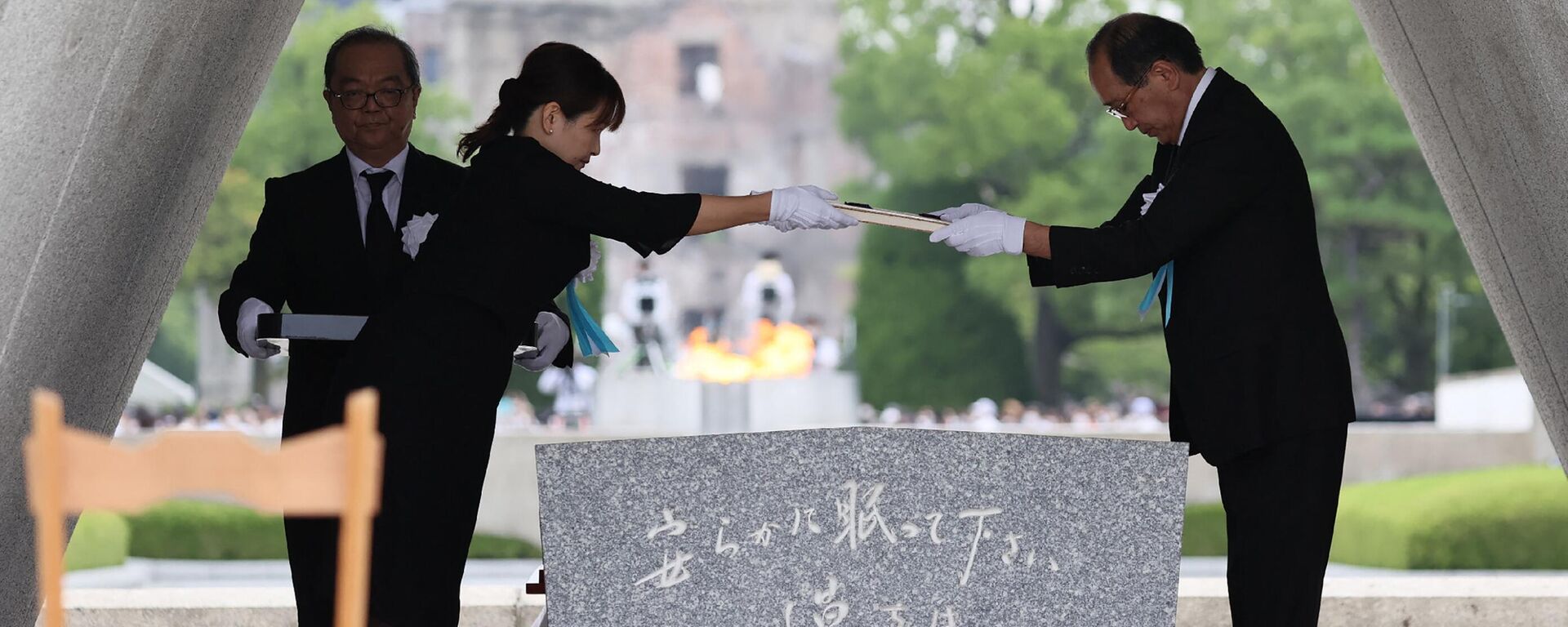 Hiroshima Mayor Kazumi Matsui (R) and representatives of the bereaved families enshrine the list of the atomic bomb victims at the Cenotaph during the annual memorial ceremony at the Hiroshima Peace Memorial Park in Hiroshima on August 6, 2022, to mark 77 years since the world's first atomic bomb attack. - Sputnik International, 1920, 06.08.2022