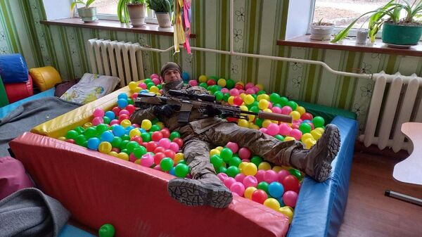 Ukrainian soldier hiding out in a school in the settlement of Verkhnetoretskoe, Donetsk People's Republic. - Sputnik International