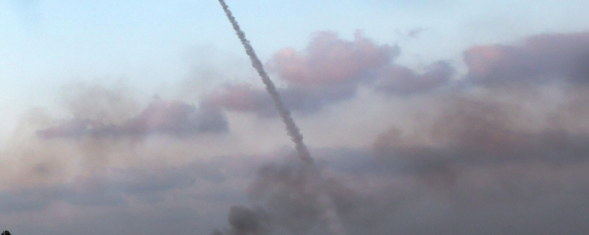 A missile from Israel's Iron Dome air defence system, designed to intercept and destroy incoming short-range rockets and artillery shells, is launched from the outskirts of the southern Israeli city of Sderot, on August 6, 2022. - Sputnik International, 1920, 07.08.2022