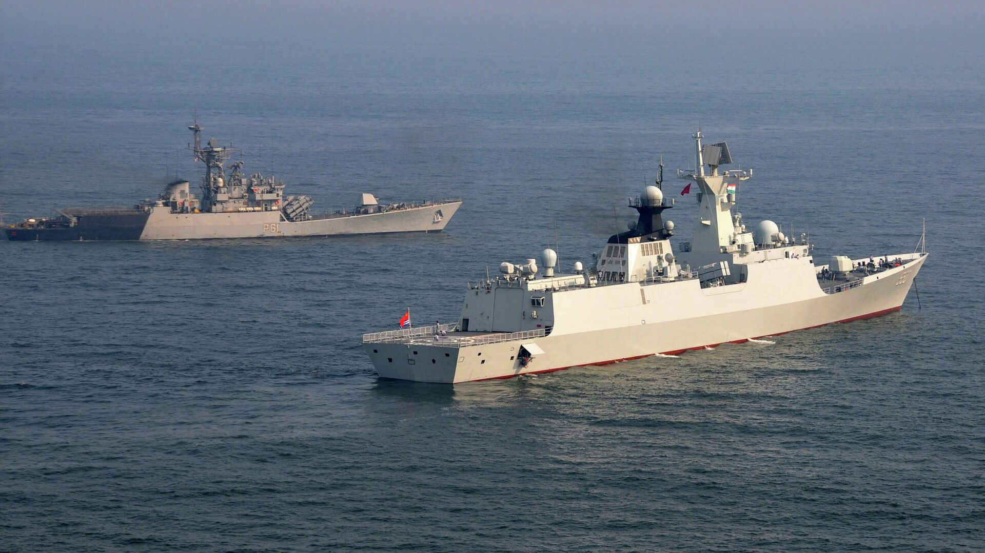 In this handout photograph released by the Indian Ministry of Defence on May 17, 2014, the Chinese PLA Navy ship Weifang (R) is pictured in the waters off Visakhapatnam while escorted by the Indian Navy corvette INS Kora (P61). The Chinese ships Zhenghe and Weifang are on a four-day visit to the India's Eastern Naval Command, with professional, cultural, social and sports events planned between the Chinese and Indian sailors.  - Sputnik International, 1920, 07.08.2022
