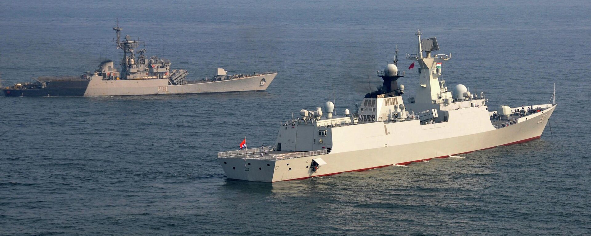 In this handout photograph released by the Indian Ministry of Defence on May 17, 2014, the Chinese PLA Navy ship Weifang (R) is pictured in the waters off Visakhapatnam while escorted by the Indian Navy corvette INS Kora (P61). The Chinese ships Zhenghe and Weifang are on a four-day visit to the India's Eastern Naval Command, with professional, cultural, social and sports events planned between the Chinese and Indian sailors.  - Sputnik International, 1920, 07.08.2022