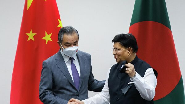 Chinese Foreign Minister Wang Yi, left, stands with his Bangladeshi counterpart A.K. Abdul Momen during their meeting in Dhaka, Bangladesh, Sunday, Aug.7, 2022. - Sputnik International