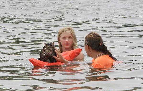 Princes the cat spent time on a river with its owner Ashley Toccati, right, and her friend Kasandra Mullen at Discovery Park, Wednesday, July 1, 2015, Sacramento, California. - Sputnik International