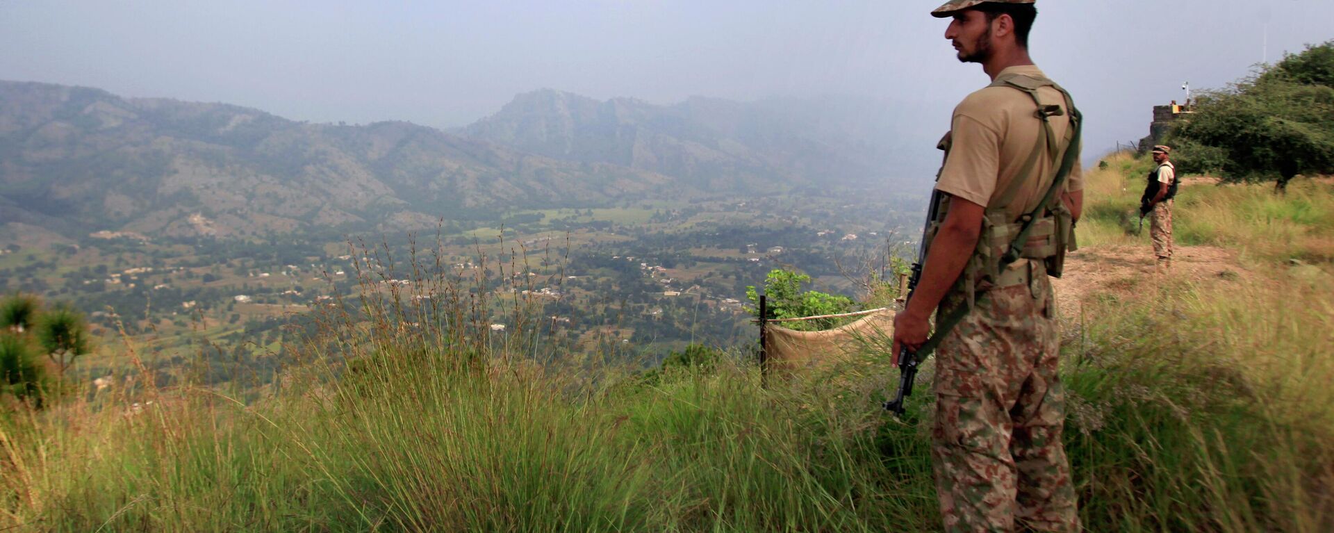 In this Oct. 1, 2016, file photo, Pakistan army soldiers monitor the area from the hilltop Bagsar post on the line of control, that divides Kashmir between Pakistan and India, near Bhimber, some 166 kilometers (103 miles) from Islamabad, Pakistan. - Sputnik International, 1920, 08.08.2022