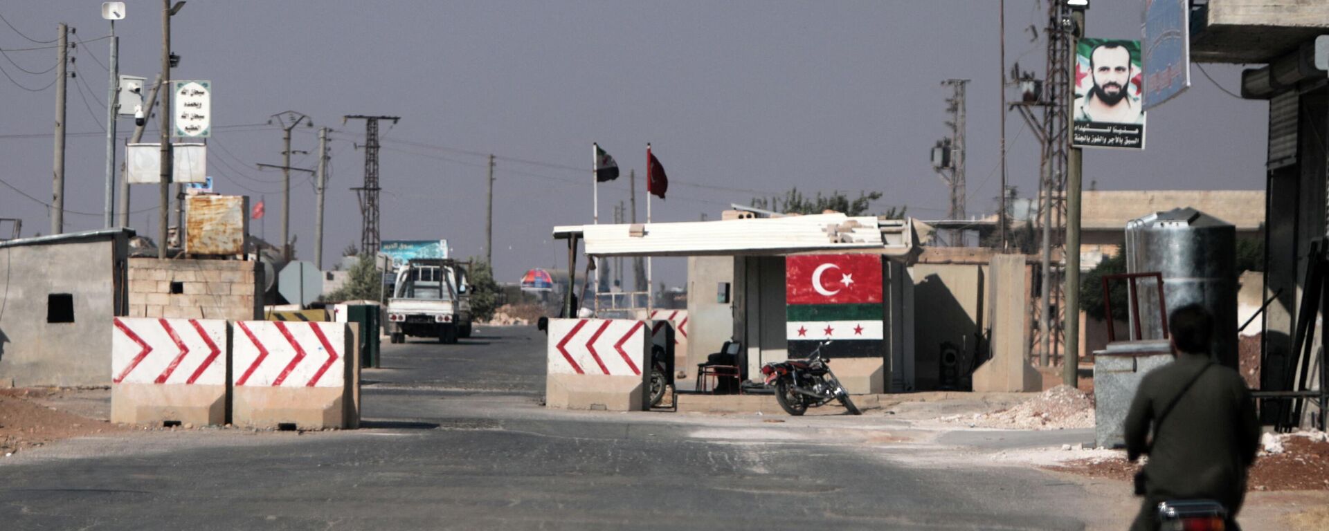 Turkey-backed Syrian fighters man a checkpoint in the town of Marea in the  northern Aleppo governorate, facing the Kurdish-controlled area of Tal Rifaat, on August 2, 2022.  - Sputnik International, 1920, 08.08.2022