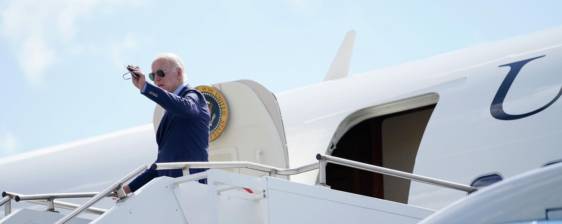 President Joe Biden waves as he boards Air Force One at Blue Grass Airport, Monday, Aug. 8, 2022, in Lexington, Ky., after spending the day viewing flood damage in the state. - Sputnik International, 1920, 12.08.2022