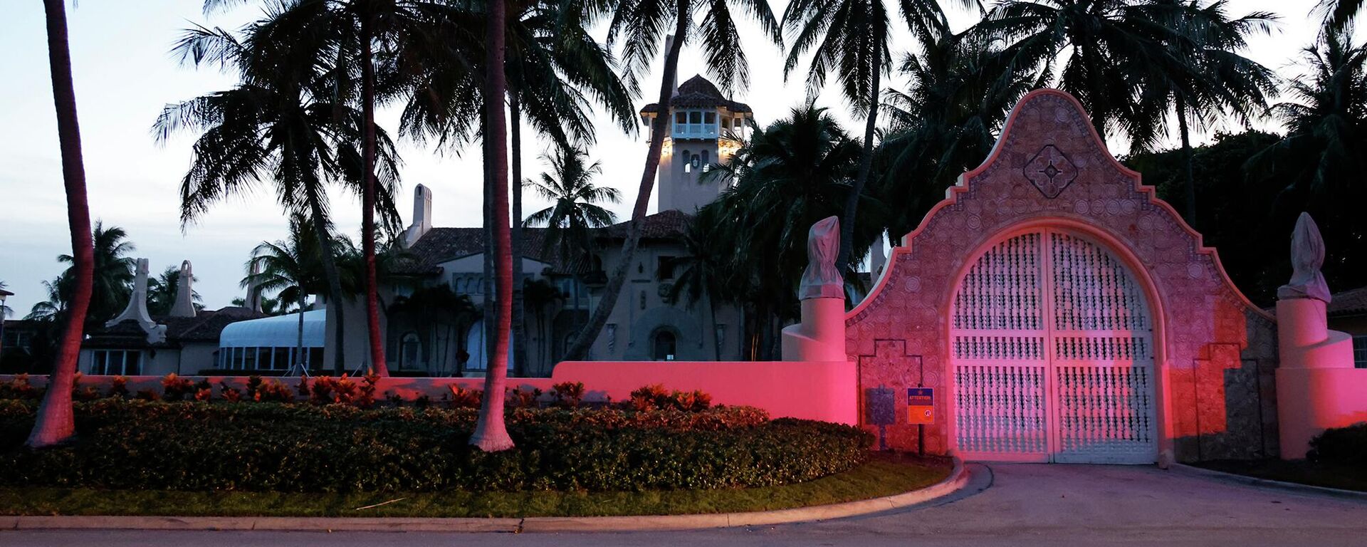 The entrance to former President Donald Trump's Mar-a-Lago estate is shown, Monday, Aug. 8, 2022, in Palm Beach, Fla. - Sputnik International, 1920, 09.08.2022