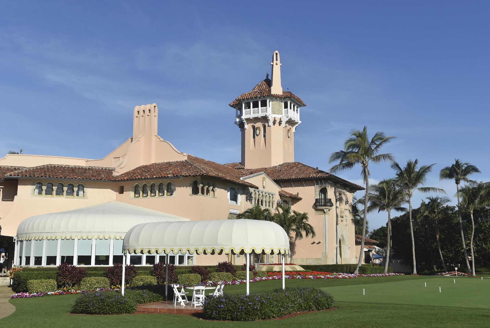 (FILES) In this file photo taken on December 24, 2017 a general view shows US President Donald J. Trump's Mar-a-Lago resort in Palm Beach, Florida - Sputnik International, 1920, 09.08.2022