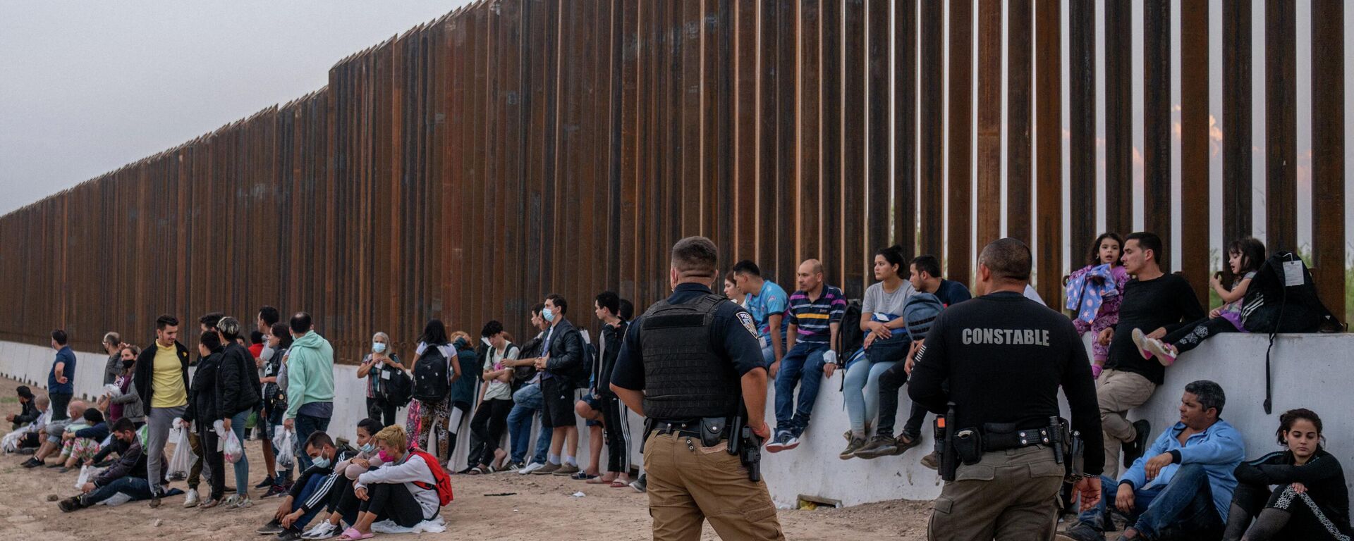 Border Patrol officers oversee migrants as they wait to be transported after crossing the Rio Grande into the U.S. on May 21, 2022 in Eagle Pass, Texas - Sputnik International, 1920, 23.08.2022