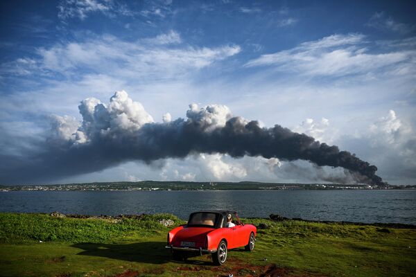Black smoke from oil tanks on fire is seen near Matanzas Bay, Cuba on August 7, 2022. - Sputnik International