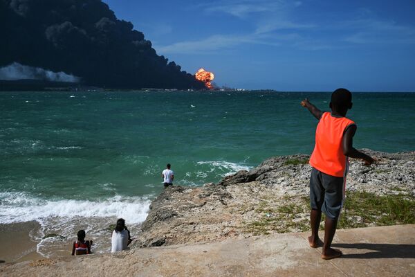 Cubans watch the massive fire at a fuel depot in Matanzas, Cuba, on August 8, 2022.  - Sputnik International