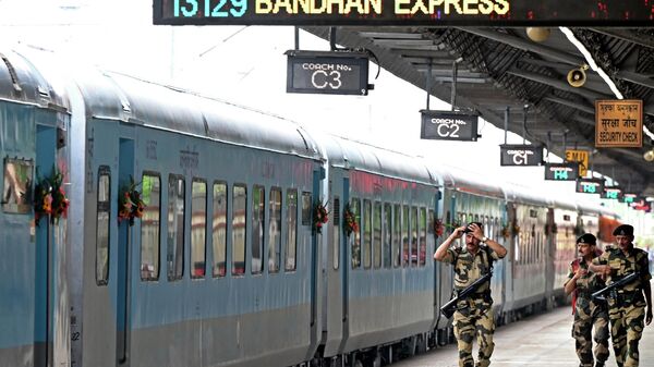 Indian Border Security Force (BSF) soldiers patrol next to the ‘Bandhan Express’ train that connects Kolkata in India to Khulna in Bangladesh, before its departure at a railway station in Kolkata on May 29, 2022, as the train services resumed after plying with restrictions imposed earlier to curb the spread of the Covid-19 coronavirus.  - Sputnik International