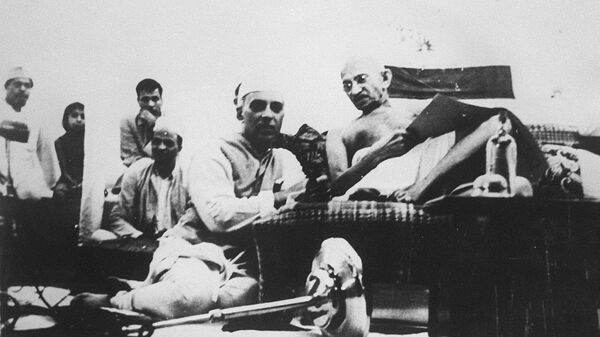 File picture dated 09 August 1942 shows Indian freedom fighter Jawaharla Nehru (L) and Mohanda K. Gandhi confering during the historic meeting, in Bombay, of the All India Congress Committee when the Quit India resolution was adopted demanding that Great Britain leaves India. - Sputnik International