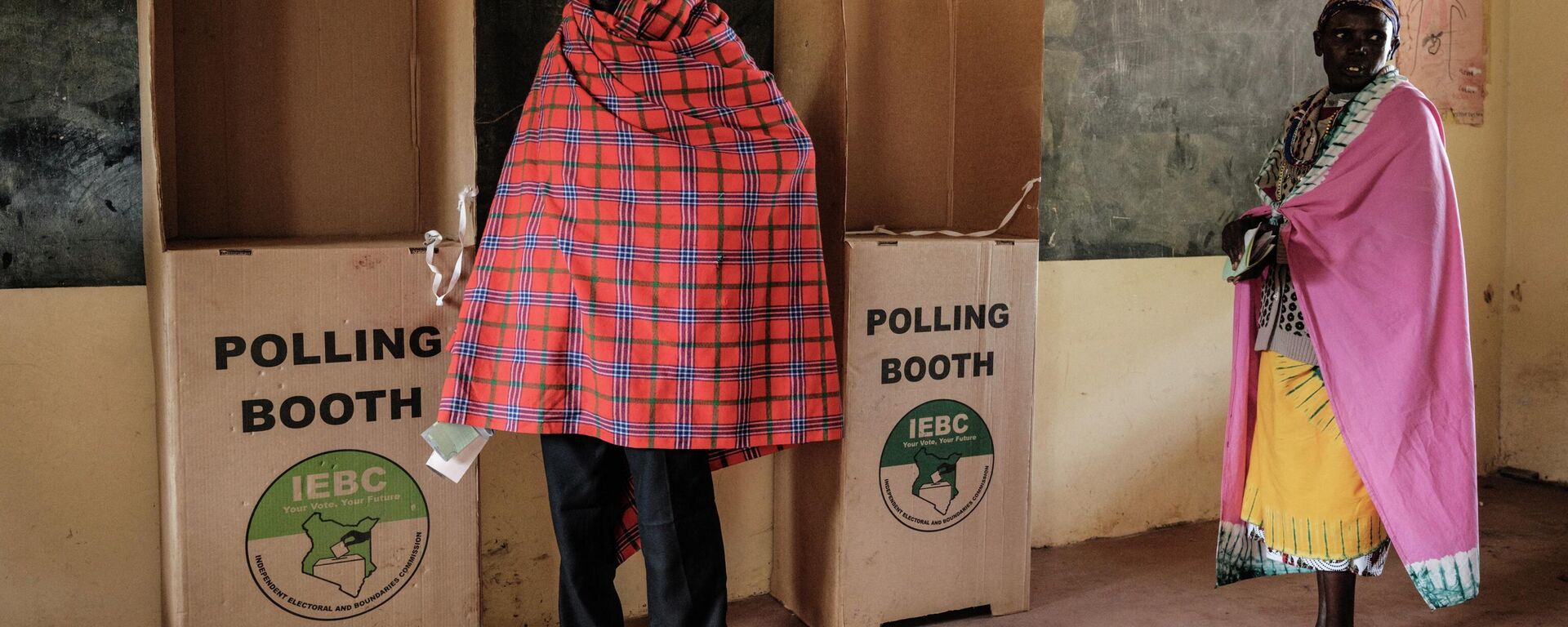 A Maasai man and woman wait for an assistance with the voting process during Kenya's general election at Nailare primary school polling station in Kilgoris, Kenya, on August 9, 2022 - Sputnik International, 1920, 09.08.2022