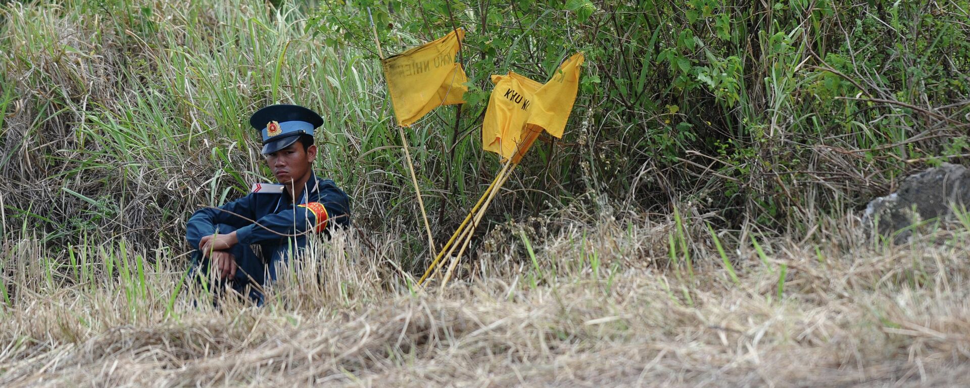 A Vietnamese Airforce soldier sits guarding the entrance to a dioxin-contaminated area at Danang airport, a former US airbase, where a ground-breaking ceremony of the joint US-Vietnam Dioxin Cleanning Project is held on August 9, 2012.  - Sputnik International, 1920, 10.08.2022