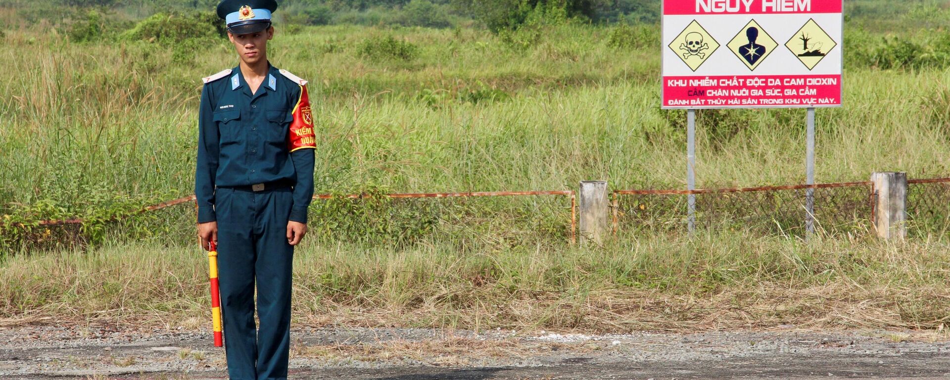 A Vietnamese soldier stands next to a hazardous warning sign by a runway at Bien Hoa air base, on the outskirts of Ho Chi Minh City, as US Defence Secretary Jim Mattis visits the former US air base on October 17, 2018 - Sputnik International, 1920, 10.08.2022