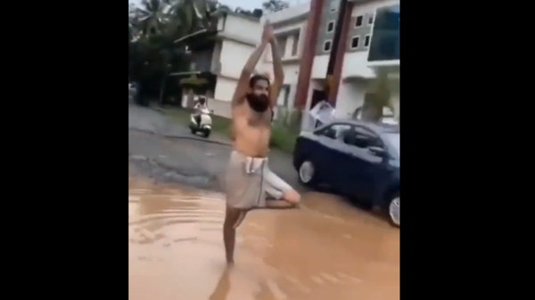 A Kerala man performing yoya in a pothole to protest poor conditions of roads in Malappuram. - Sputnik International