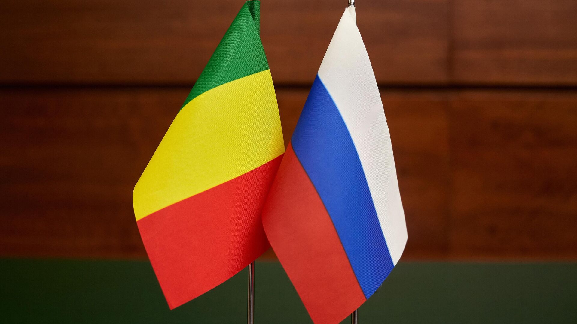 Flags of Russia and Mali - Sputnik International, 1920, 10.08.2022