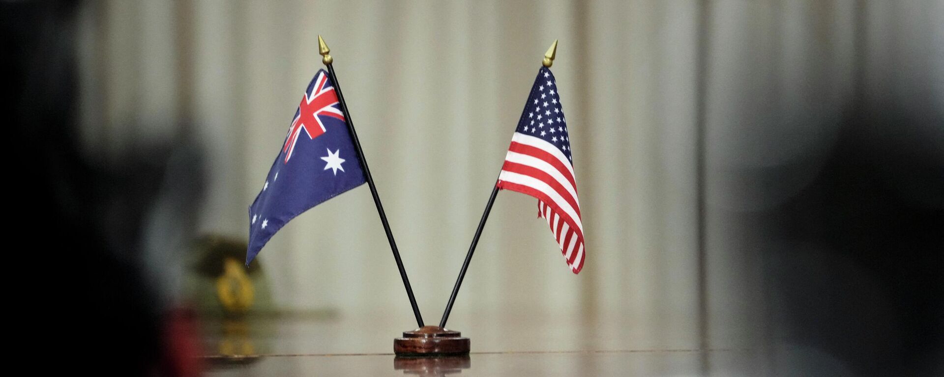 Australian and American flags sit on the table during a meeting between Prime Minister of Australia Scott Morrison and U.S. Secretary of Defense Lloyd Austin at the Pentagon on September 22, 2021 in Arlington, Virginia - Sputnik International, 1920, 11.08.2022