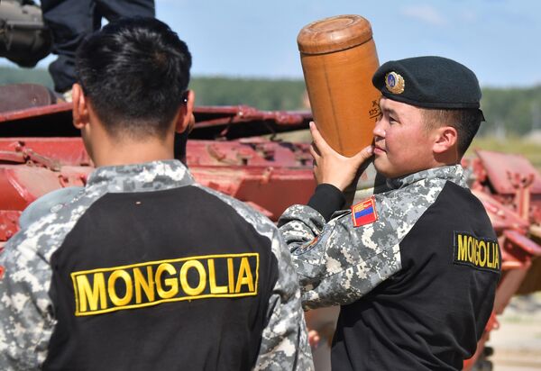 Military personnel of the Mongolian team during the firing of T-72B3 tank rounds at the Alabino military training ground in the Moscow region. - Sputnik International