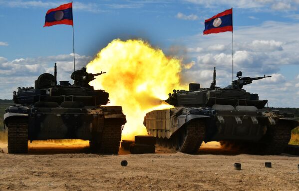 Military personnel of the Laos team during the standard firing of a T-72B3 tank at the Alabino military training ground in the Moscow region.  - Sputnik International