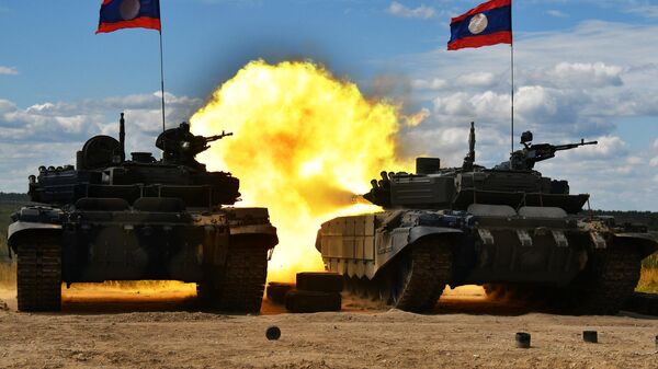 Военнослужащие команды Лаоса во время пристрелки штатного вооружения танка Т-72Б3 на военном полигоне Алабино в Московской области - Sputnik International