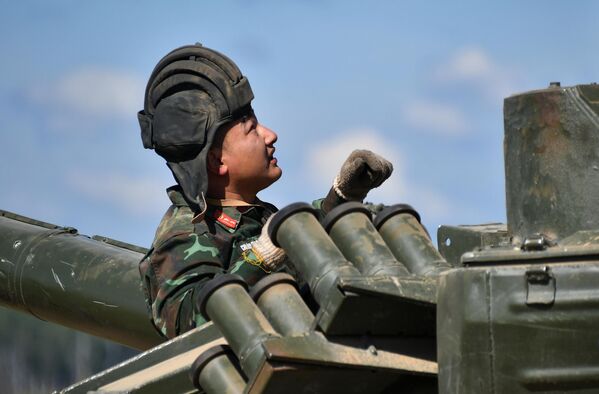 A soldier from the Vietnam team before firing T-72B3 tank rounds at the Alabino military training ground in the Moscow region.  - Sputnik International