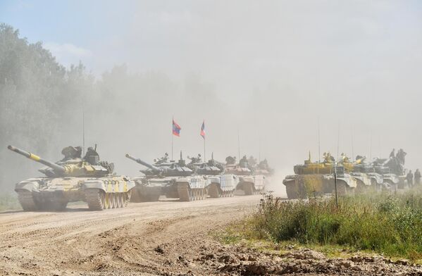A column of tanks before firing rounds at the Alabino military training ground in the Moscow region. - Sputnik International
