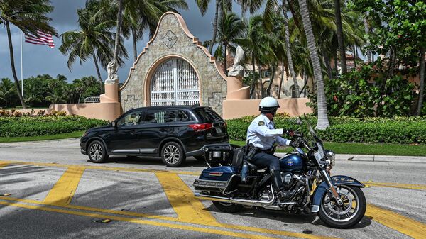 Local law enforcement officers are seen in front of the home of former President Donald Trump at Mar-A-Lago in Palm Beach, Florida on August 9, 2022 - Sputnik International