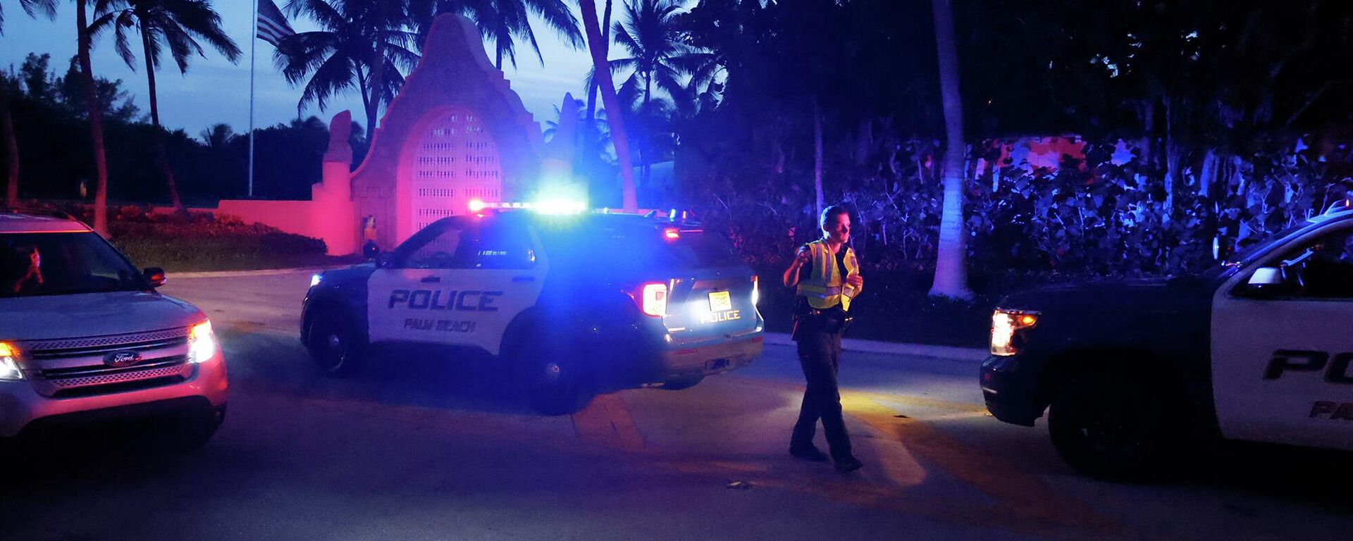 Police direct traffic outside an entrance to former President Donald Trump's Mar-a-Lago estate, Monday, Aug. 8, 2022, in Palm Beach, Fla. Trump said in a lengthy statement that the FBI was conducting a search of his Mar-a-Lago estate and asserted that agents had broken open a safe. (AP Photo/Terry Renna) - Sputnik International, 1920, 22.03.2023