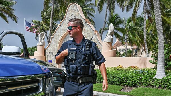 Local law enforcement officers are seen in front of the home of former President Donald Trump at Mar-A-Lago in Palm Beach, Florida on August 9, 2022. - Sputnik International