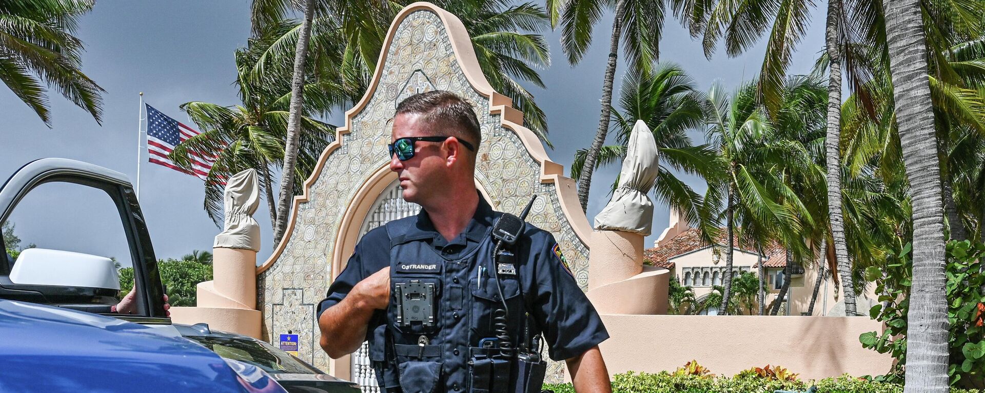 Local law enforcement officers are seen in front of the home of former President Donald Trump at Mar-A-Lago in Palm Beach, Florida on August 9, 2022. - Sputnik International, 1920, 21.08.2022