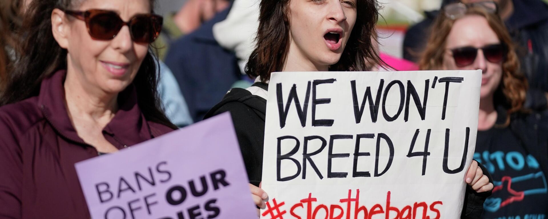 People attend an abortion-rights rally at the Utah State Capitol, on May 3, 2022, in Salt Lake City. - Sputnik International, 1920, 23.08.2022