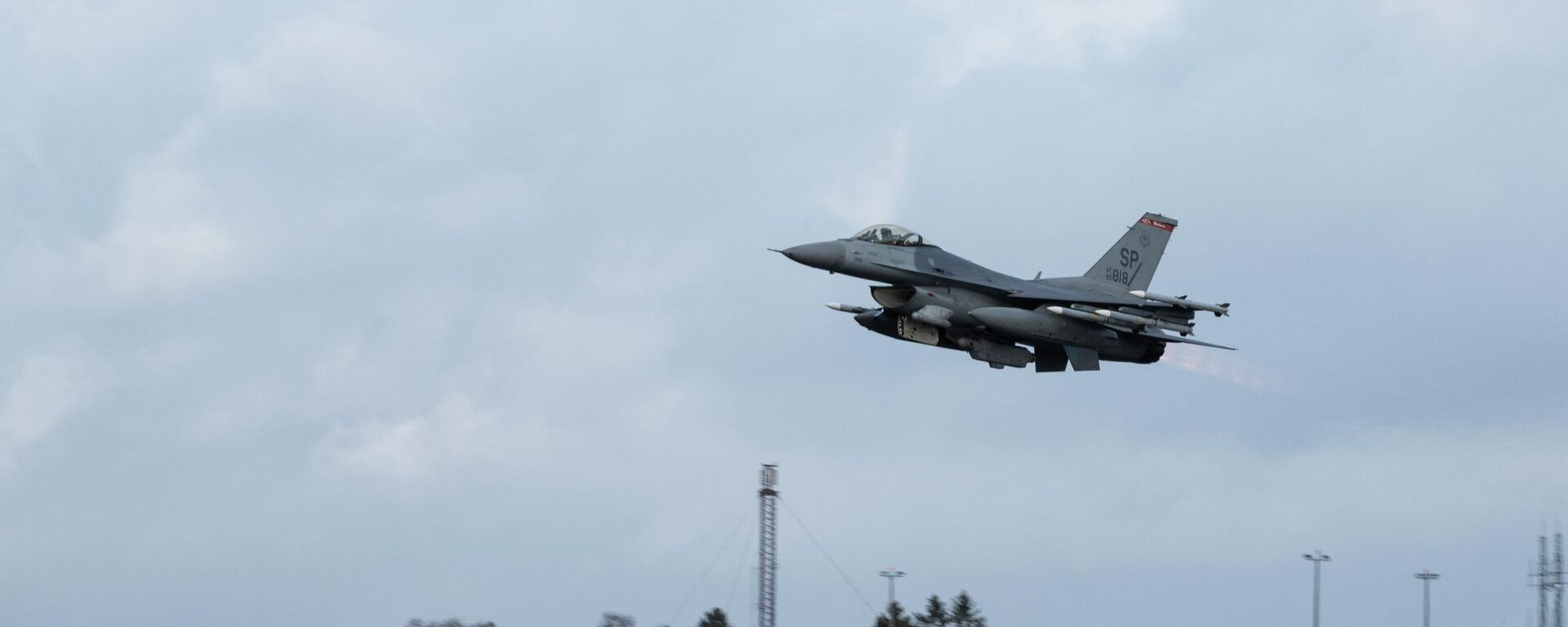 This image released by the US Department of Defense shows a US Air Force F-16 Fighting Falcons departing Spangdahlem Air Base, Germany, on February 11, 2022, for Fetesti Air Base in Romania. - Sputnik International, 1920, 22.08.2022