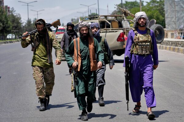 Taliban fighters stand guard at the site of an explosion in Kabul, Afghanistan on Saturday, 18 June 2022. - Sputnik International