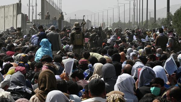 Фотографии эвакуации афганских граждан и вид сегодня на дорогу к аэропорту Кабула  - Sputnik International