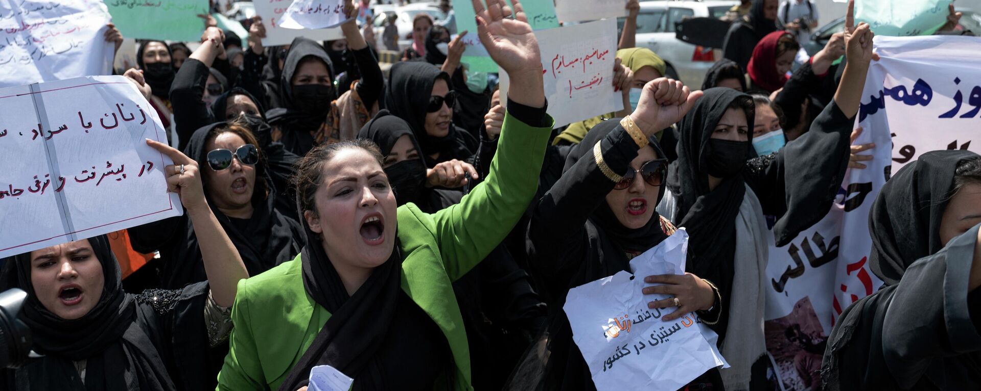 Afghan women hold placards as they march and shout slogans Bread, work, freedom during a womens' rights protest in Kabul on August 13, 2022. - Sputnik International, 1920, 13.08.2022