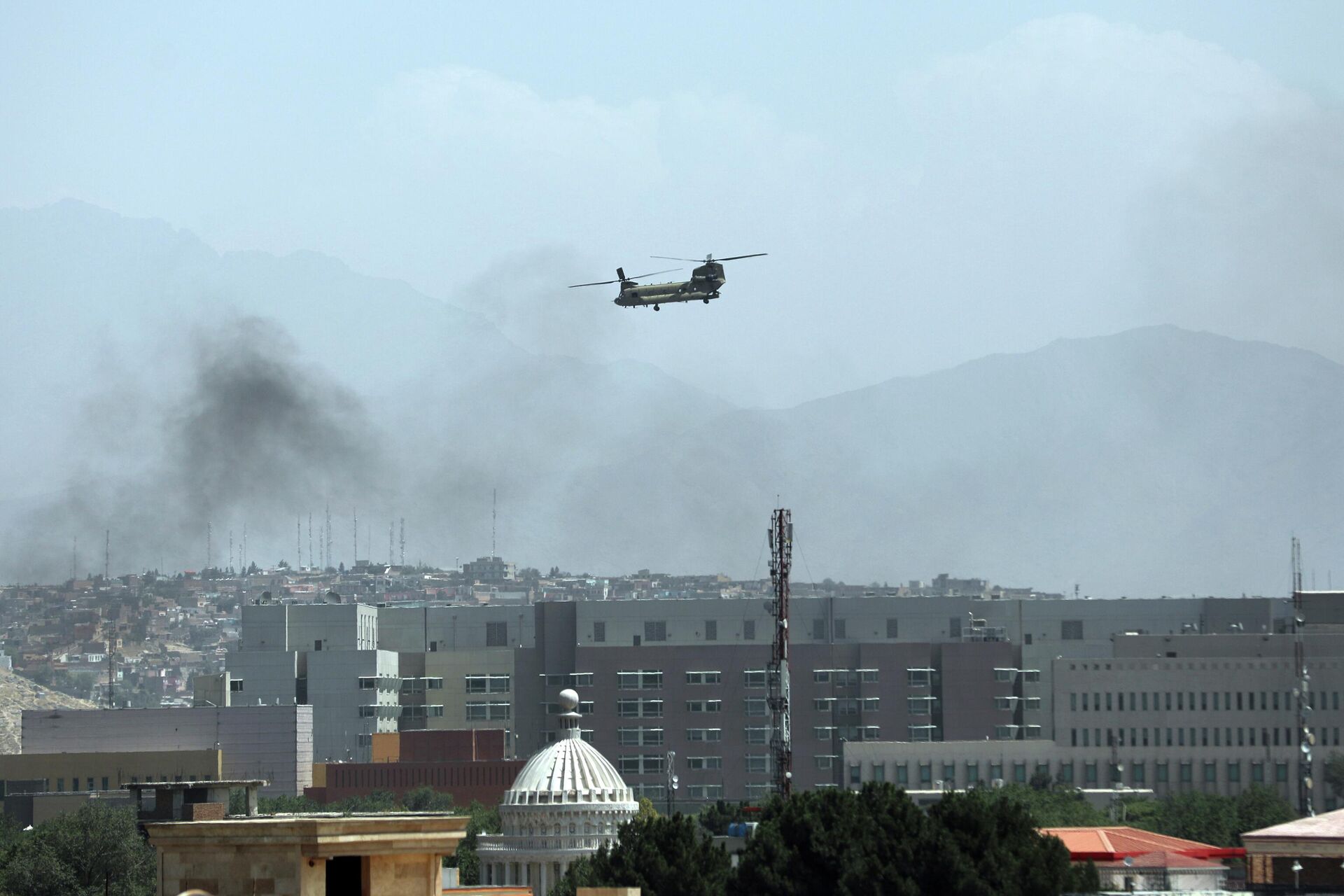 A U.S. Chinook helicopter flies over the city of Kabul, Afghanistan, Sunday, Aug. 15, 2021. Taliban fighters entered the outskirts of the Afghan capital on Sunday, further tightening their grip on the country as panicked workers fled government offices and helicopters landed at the U.S. Embassy. - Sputnik International, 1920, 13.08.2022