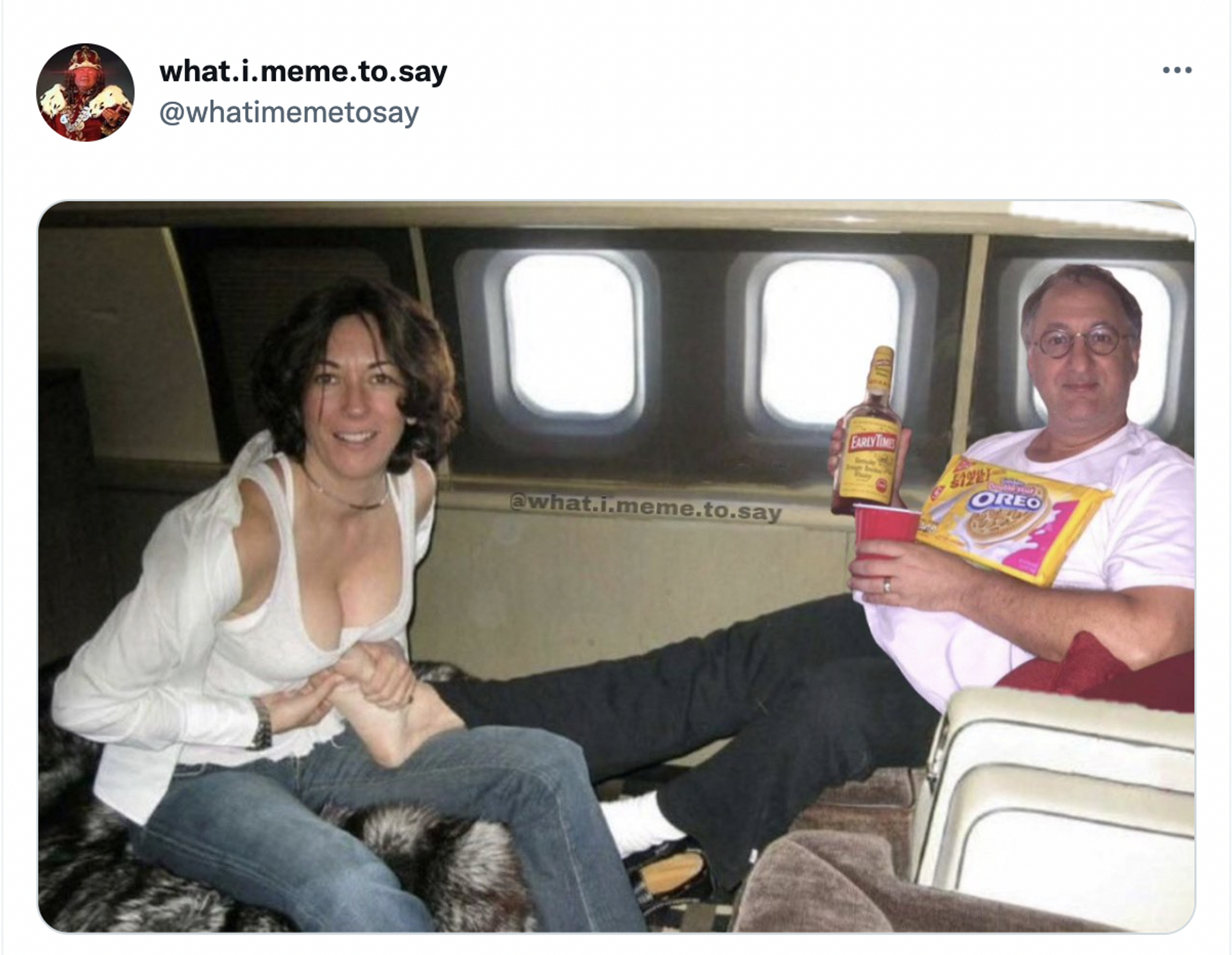 Fake photo showing US Magistrate Judge Bruce Reinhart sitting on a private Jet while holding a bottle of whiskey and a box of Oreos while his feet are being massaged by Ghislaine Maxwell - Sputnik International, 1920, 14.08.2022