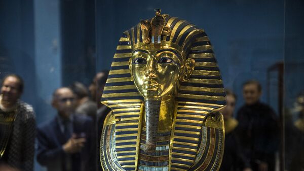 A picture taken on November 28, 2017 shows Golden Mask of King Tutankhamun, on display at the Egyptian Museum in the capital Cairo.  - Sputnik International