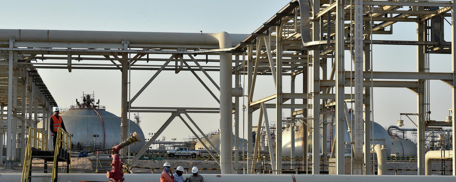 A partial view of Saudi Aramco's Abqaiq oil processing plant on September 20, 2019. - Sputnik International, 1920, 14.08.2022