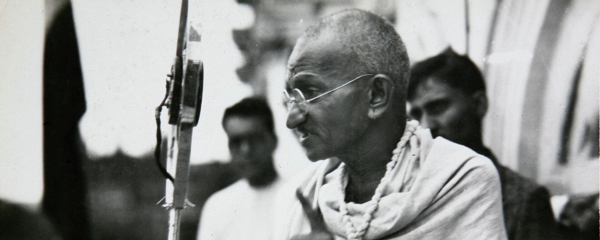 FILE - In this file photo dated 1931, Mahatma Gandhi talks to a crowd in India. Israel’s national library has unearthed an 80-year-old handwritten letter that Gandhi sent a Jewish official upon the outbreak of World War II.  - Sputnik International, 1920, 02.10.2022