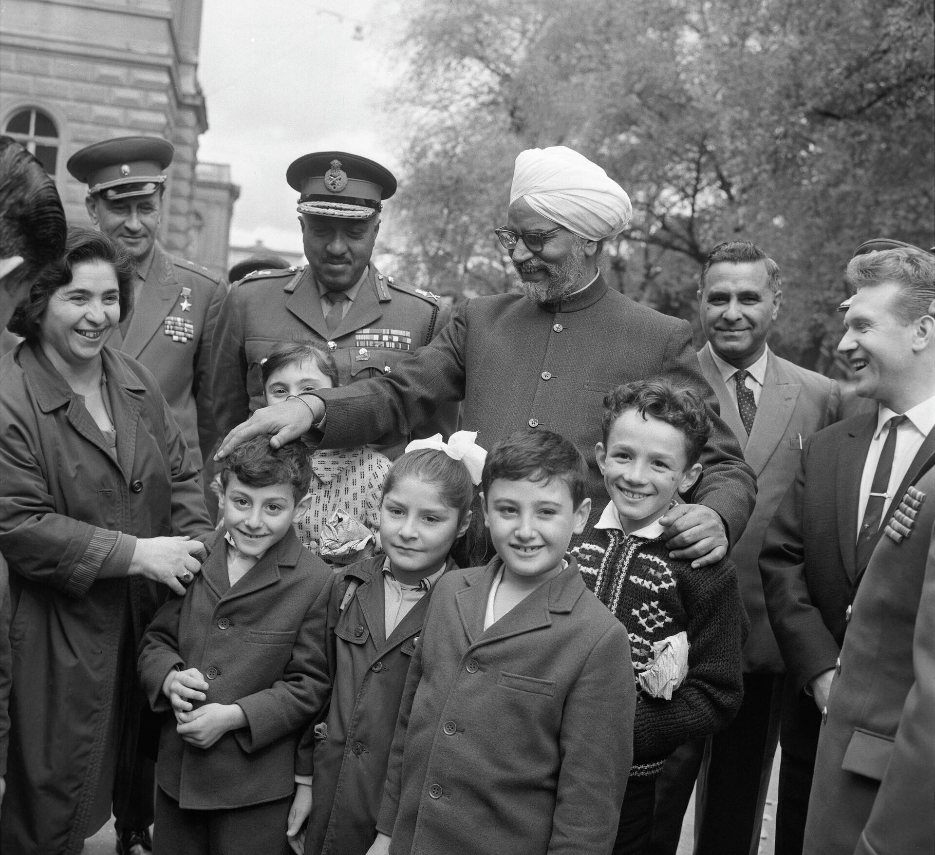 Indian Defense Minister Swaran Singh poses for a photo with Soviet schoolchildren during an October 1969 visit to Moscow as part of a military delegation. - Sputnik International, 1920, 14.08.2022