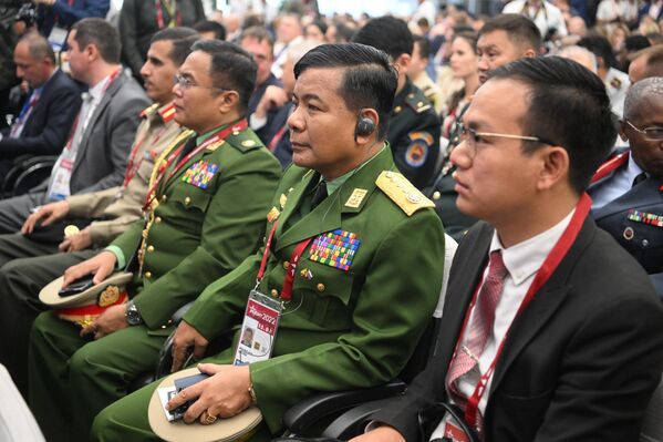 Representatives of Myanmar at the plenary session of the International Military-Technical Forum ARMY-2022 at the Patriot Congress and Exhibition Center. - Sputnik International