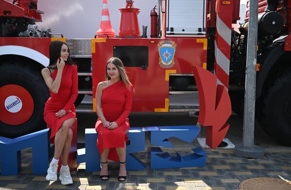 Girls at the EMERCOM stand during an exhibition at the International Military-Technical Forum Army-2022 at the Patriot Congress and Exhibition Center. - Sputnik International